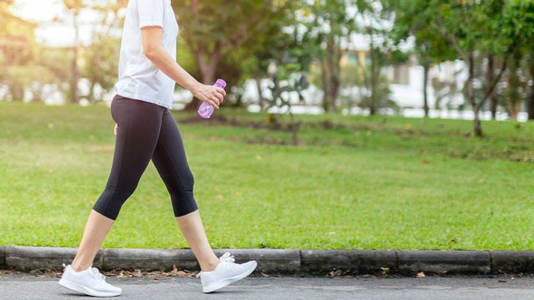 Đi bộ là một trong những hình thức aerobic rất phù hợp cho tuổi trung niên