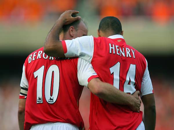 Dennis Bergkamp - Henry là những tiền đạo nổi bật trong đội hình Arsenal