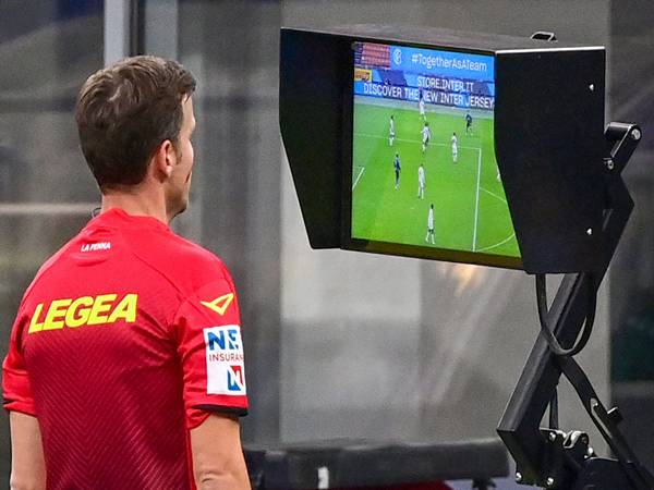 Công nghệ VAR tại Serie A: Ảnh hưởng tích cực hay tiêu cực?