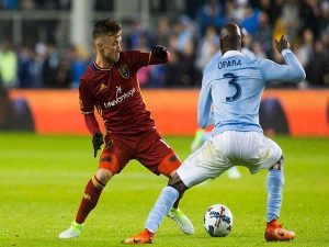 So sánh cách rê bóng của Messi và Ronaldo