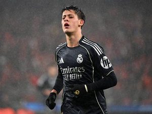 Arda Guler phơi bày khủng hoảng phòng thay đồ