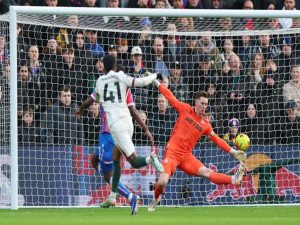 Joao Pedro và Enzo Fernandez khép lại trận đấu