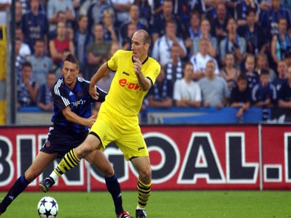 Những ưu nhược điểm của cầu thủ bóng đá cao nhất thế giới